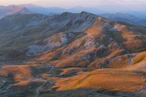 Italy, Abruzzo, Gran Sasso e Monti della Laga National Park, sunrise on plateau Campo Imperatore